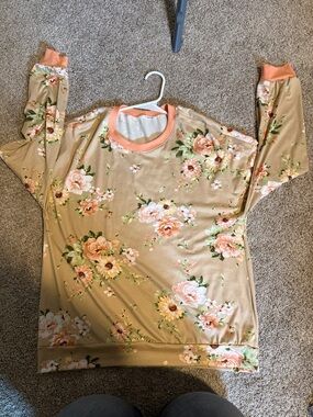 Floral Pullover Sweatshirt in Beige & Peach